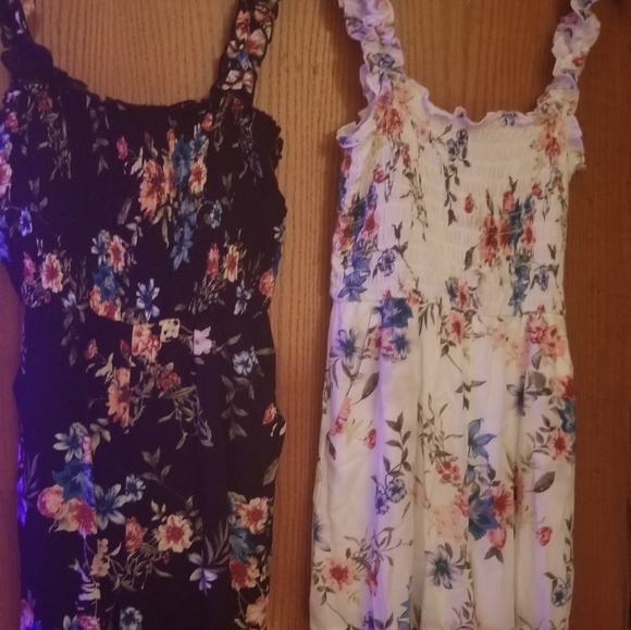 Adorable sun suit/ shorts that appear as a skirt. - Picture 1 of 4